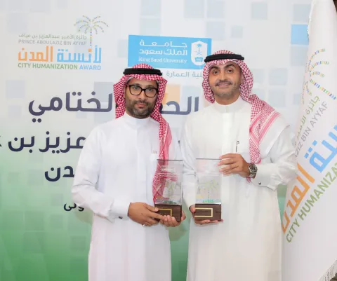 نتقدم بأحر التهاني لسعادة الدكتورعبدالله بن نضال عداس، وكيل الجامعة للدراسات العليا والبحث العلمي، لحصوله على جائزة الأمير عبدالعزيز بن عياف لأنسنة المُدن، تهانينا له على هذا الإنجاز، ونتمنى له المزيد من النجاح والتميز في مسيرته العلمية.