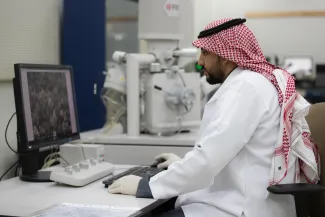 المختبر المركزي بجامعة الأمير سطام يُنجز أكثر من 2200 طلب فحص وتحليل خلال الفصل الدراسي الأول