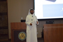 الدكتور محمد المهيزع متحدثاً في مؤتمر التخصصات الصحية‎