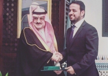 السفير السعودي ببريطانيا يكرم القحطاني المبتعث من الجامعة لتفوقه الدراسي